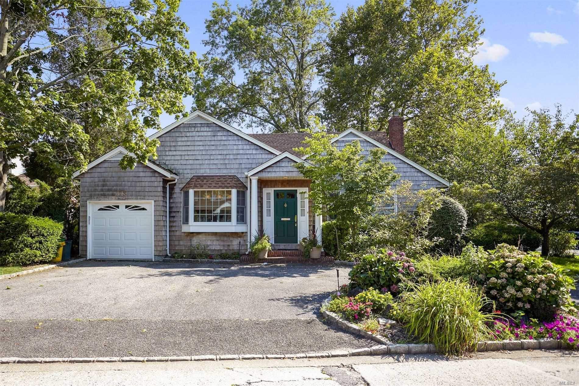 Sold 123 Combs Avenue, Woodmere, NY 11598 4 Beds / 2 Full Baths / 1 Half Bath 750,000, MLS